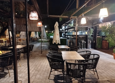 Terraza de noche con luces cálidas